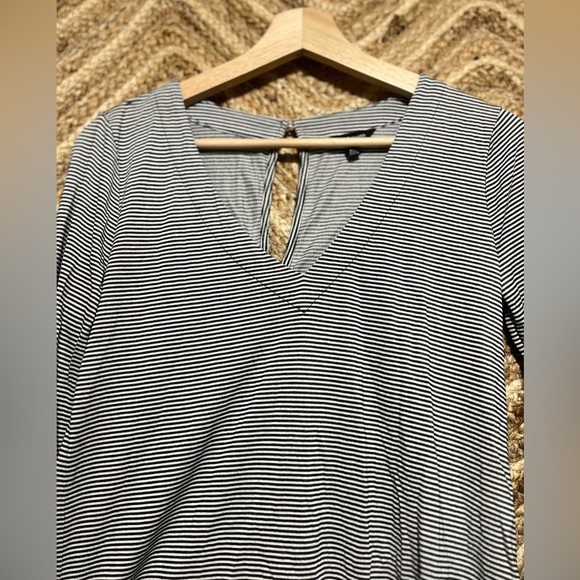 Lucky Brand Women's Striped Bell Sleeve Shirt,Size XS,V Neck,Great Condition - Picture 3 of 10